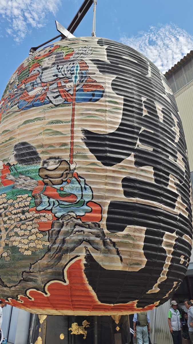 BigLanternFes's tweet photo. 今年も #大提灯まつり の前に提灯の湿気取りや破れたヵ所を修復する「土用干し」が行なわれています。
今日は午後から上組の土用干しの様子を見学させて頂きました。
皆さん酷暑の中、お疲れ様です。 https://t.co/kI2NzUokKX