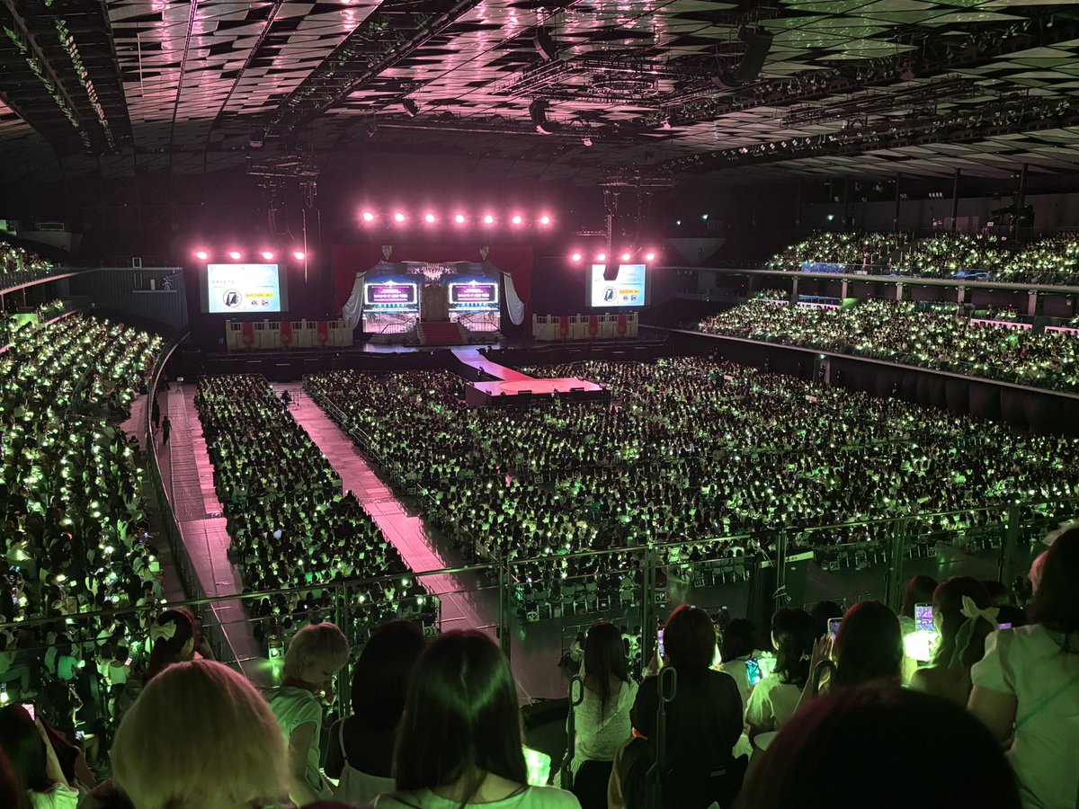 snstsmri's tweet photo. 登場前VCRから退場まで世界観が維持され全ての楽曲・MC笑顔一杯幸せ空間💍
「YO-I-DON!」疾走感溢れるダンスにワクワク掛け声も楽しい！
「BOY MEETS GIRL」WISHにしか出せない清涼感ある歌声とエネルギッシュなダンスがやみつき！
ずっと愛しおん🪽
#NCTWISH
#YO_I_DON!
#BOYMEETSGIRL
#6人の王子様 https://t.co/XJRPGoD5i5