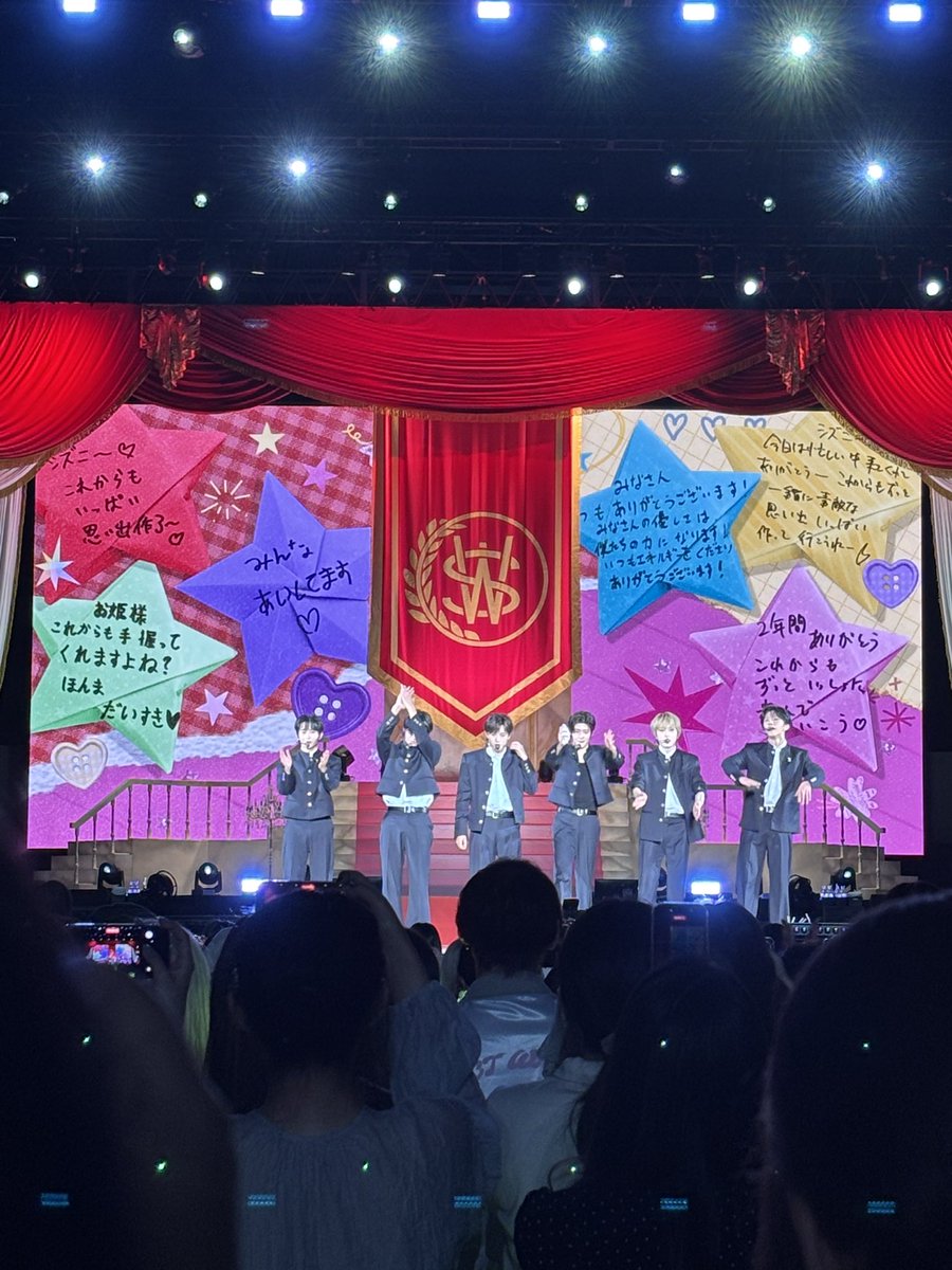 snstsmri's tweet photo. 登場前VCRから退場まで世界観が維持され全ての楽曲・MC笑顔一杯幸せ空間💍
「YO-I-DON!」疾走感溢れるダンスにワクワク掛け声も楽しい！
「BOY MEETS GIRL」WISHにしか出せない清涼感ある歌声とエネルギッシュなダンスがやみつき！
ずっと愛しおん🪽
#NCTWISH
#YO_I_DON!
#BOYMEETSGIRL
#6人の王子様 https://t.co/XJRPGoD5i5