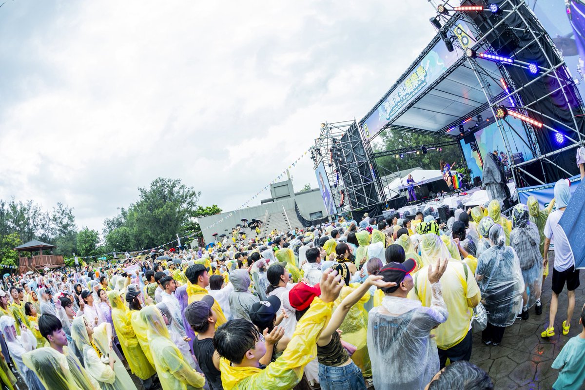 PiscoBand's tweet photo. 今日は雨の中で踊りました！レインコートを着たみんなが音楽に合わせて歌って踊り、雨にも負けないそのエネルギーにたくさん感動しました。

ここは台湾中部の都市「雲林」。「雲西海洋音楽フェス」はとても楽しかったです！ https://t.co/4BJMatMz7S
