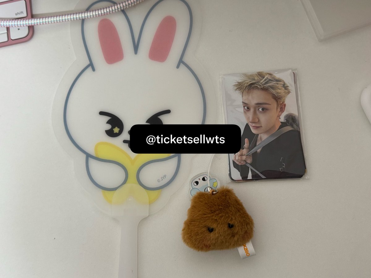 ticketsellwts's tweet photo. 스트레이키즈 콘서트 입장 선물 기프트 양도

stray kids skz concert stay zone poca pc special gift run it seoul day2 

입장포카 포토카드 스키즈 스테이존

포카 8장 세트 + 부채 + 키링 
9.0

only pc 8.0

방찬 리노 창빈 현진 한 필릭스 승민 아이엔 https://t.co/EBCqhNrogl
