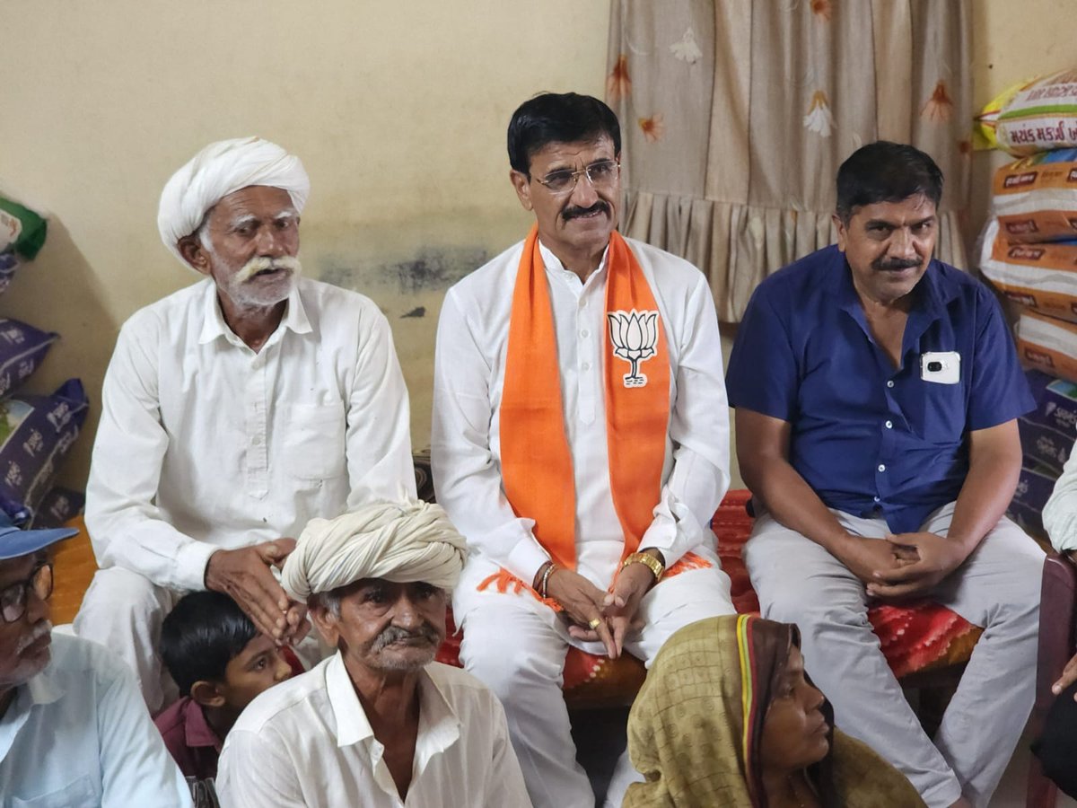 sardarchaudhri's tweet photo. ખેરાલુ વિધાનસભાના સતલાસણા તાલુકાના ઉમરેચા ગામે પ્રજાપતિ શ્રી ધનજીભાઈ મુળાભાઈના નિવાસસ્થાને માનનીય પ્રધાનમંત્રી શ્રી @narendramodi જીના લોકપ્રિય 'મન કી બાત' કાર્યક્રમનું લાઇવ પ્રસારણ કાર્યકર્તા મિત્રો સાથે નિહાળ્યું. 

માન. પ્રધાનમંત્રીશ્રીના પ્રેરણાદાયી વિચારો સમાજસેવા, રાષ્ટ્રનિર્માણ અને જનભાગીદારી માટે સતત નવી ઊર્જા અને દિશા પ્રદાન કરે છે.

#MannKiBaat #NarendraModi #BJP #Kheralu #Satlasana
