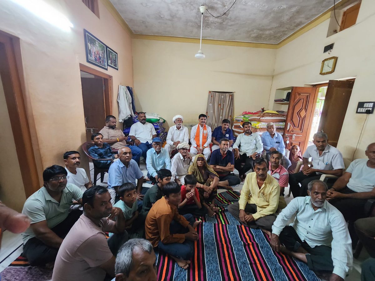 sardarchaudhri's tweet photo. ખેરાલુ વિધાનસભાના સતલાસણા તાલુકાના ઉમરેચા ગામે પ્રજાપતિ શ્રી ધનજીભાઈ મુળાભાઈના નિવાસસ્થાને માનનીય પ્રધાનમંત્રી શ્રી @narendramodi જીના લોકપ્રિય 'મન કી બાત' કાર્યક્રમનું લાઇવ પ્રસારણ કાર્યકર્તા મિત્રો સાથે નિહાળ્યું. 

માન. પ્રધાનમંત્રીશ્રીના પ્રેરણાદાયી વિચારો સમાજસેવા, રાષ્ટ્રનિર્માણ અને જનભાગીદારી માટે સતત નવી ઊર્જા અને દિશા પ્રદાન કરે છે.

#MannKiBaat #NarendraModi #BJP #Kheralu #Satlasana