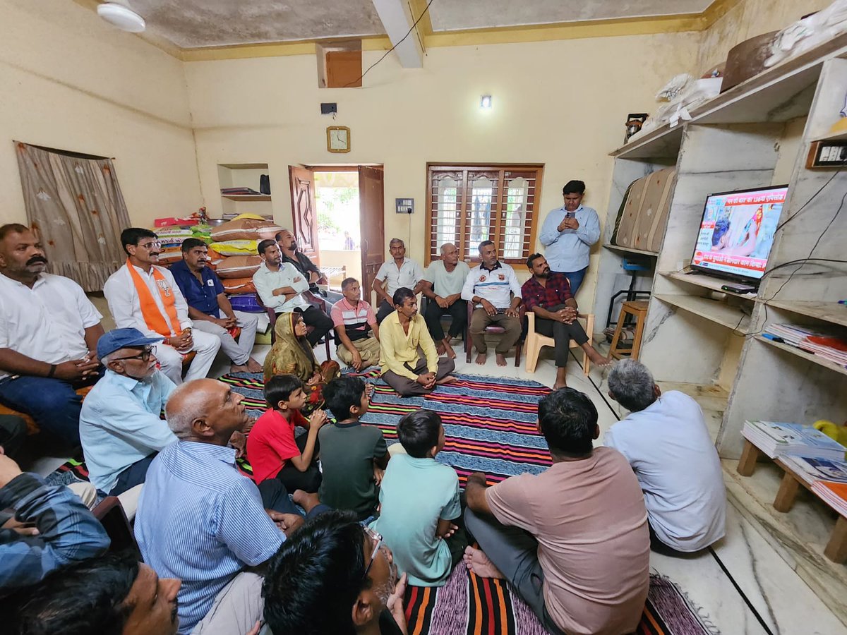 sardarchaudhri's tweet photo. ખેરાલુ વિધાનસભાના સતલાસણા તાલુકાના ઉમરેચા ગામે પ્રજાપતિ શ્રી ધનજીભાઈ મુળાભાઈના નિવાસસ્થાને માનનીય પ્રધાનમંત્રી શ્રી @narendramodi જીના લોકપ્રિય 'મન કી બાત' કાર્યક્રમનું લાઇવ પ્રસારણ કાર્યકર્તા મિત્રો સાથે નિહાળ્યું. 

માન. પ્રધાનમંત્રીશ્રીના પ્રેરણાદાયી વિચારો સમાજસેવા, રાષ્ટ્રનિર્માણ અને જનભાગીદારી માટે સતત નવી ઊર્જા અને દિશા પ્રદાન કરે છે.

#MannKiBaat #NarendraModi #BJP #Kheralu #Satlasana