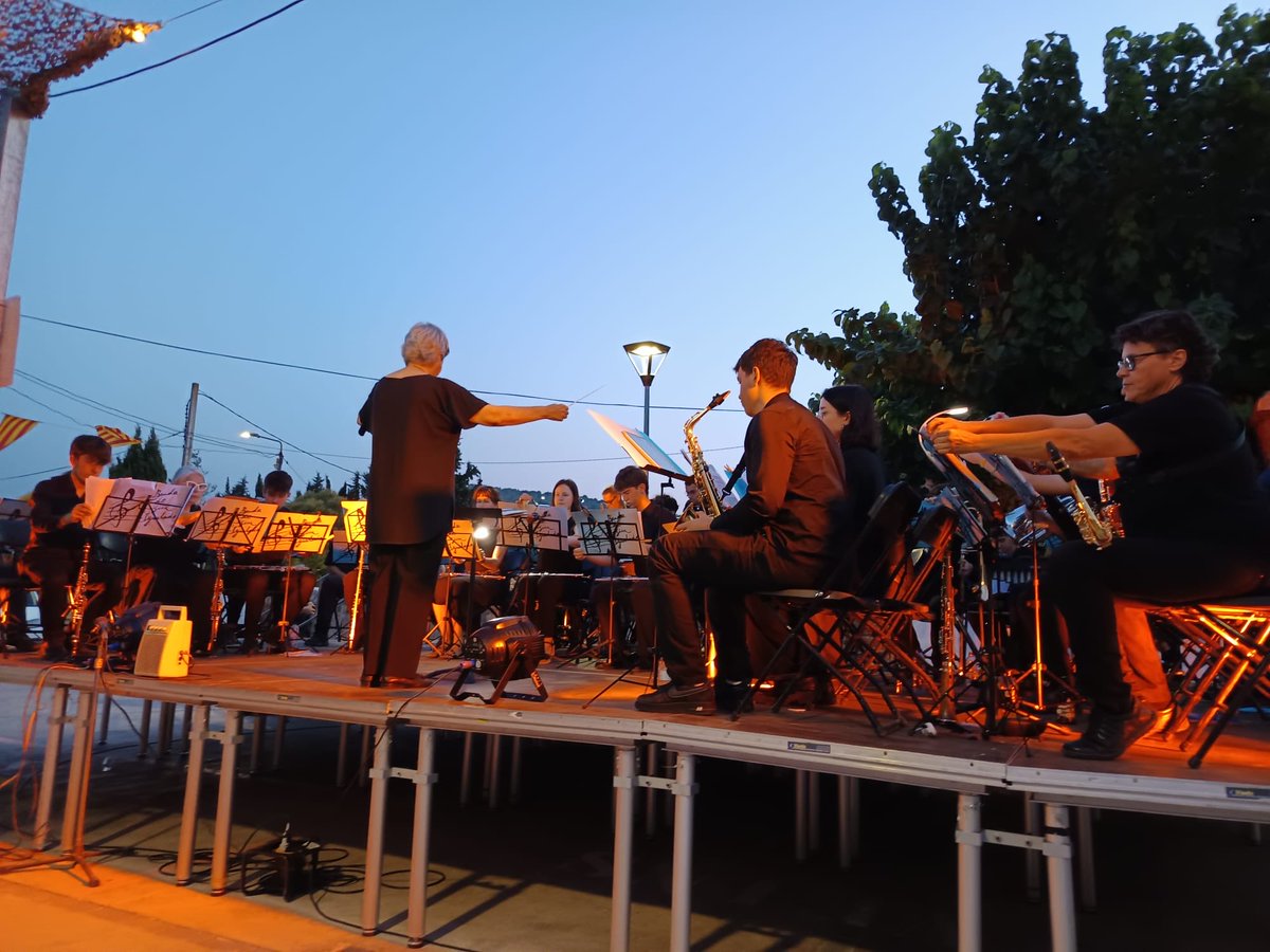 ERC_IGUALADA's tweet photo. Les festes majors també són una oportunitat per retrobar-nos i compartir projectes.

Ahir, a la Festa Major de Jorba, vam coincidir amb la Pilar Queralt, alcaldessa de Jorba, i en Fran Sillero, alcalde de Rubió. Sempre és un plaer compartir conversa i mirada de futur. 💛 https://t.co/NtVCxXLCd2