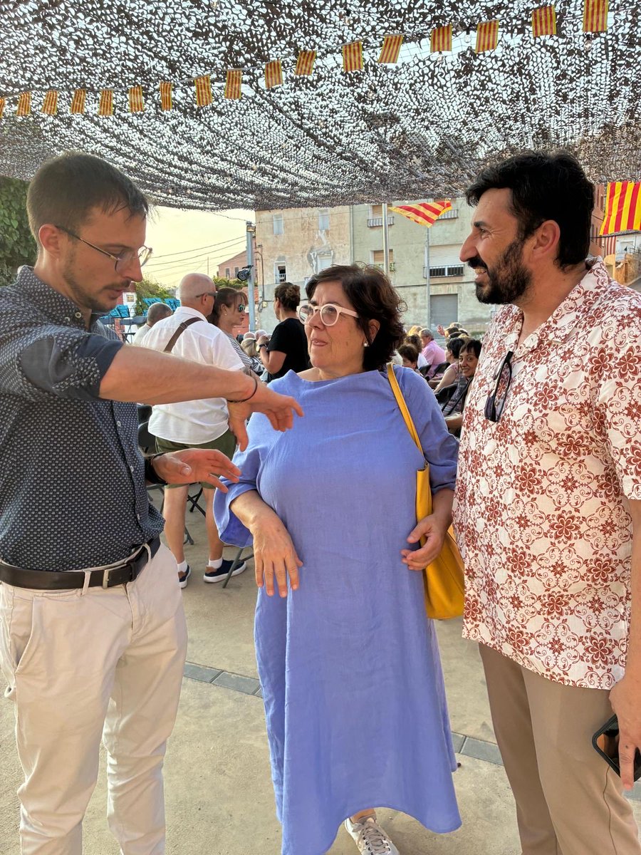 ERC_IGUALADA's tweet photo. Les festes majors també són una oportunitat per retrobar-nos i compartir projectes.

Ahir, a la Festa Major de Jorba, vam coincidir amb la Pilar Queralt, alcaldessa de Jorba, i en Fran Sillero, alcalde de Rubió. Sempre és un plaer compartir conversa i mirada de futur. 💛 https://t.co/NtVCxXLCd2