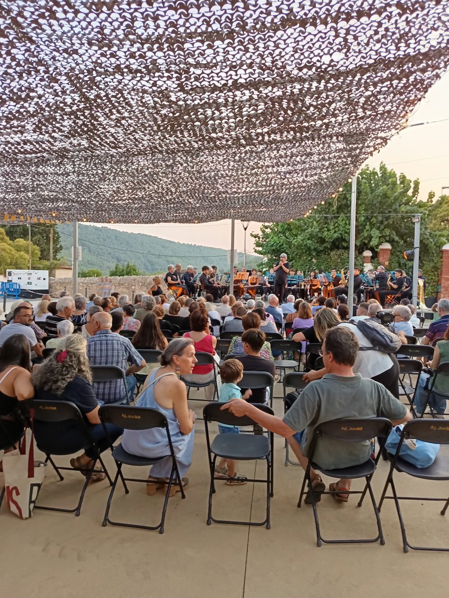 ERC_IGUALADA's tweet photo. Les festes majors també són una oportunitat per retrobar-nos i compartir projectes.

Ahir, a la Festa Major de Jorba, vam coincidir amb la Pilar Queralt, alcaldessa de Jorba, i en Fran Sillero, alcalde de Rubió. Sempre és un plaer compartir conversa i mirada de futur. 💛 https://t.co/NtVCxXLCd2