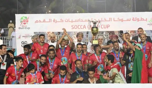 anwaralhabsi's tweet photo. نجحنا في السلطنة من ايصال كرة الهواة الى أعلى مستوياتها ، حتى اصبح دوري الهواة ( شجع فريقك ) نموذج يحظى بأهتمام ودراسة الفيفا ، ونجحنا في تحقيق البطولات على مستوى #رياضة_الهواة  ( العسكرية والجامعية والمدرسية وحتى على مستوى الشركات والمؤسسات ) . 

ولكننا للاسف لم نستطع حتى الآن من تطوير #رياضة_النخبة ، والوصول بها الى مستوى أعلى من الاحترافية ، ولذلك هجرت الجماهير مسابقات الاندية واكتفت بمتابعة كرة الهواة . ولم نستطع تحقيق طموحات الجماهير على مستوى المنتخبات الوطنية والبطولات الدولية . 

فهل سنكتفي ببطولات الهواة وانجازاتها ، ام نشهد مستقبلا خطوات واضحة نحو الاهتمام برياضة النخبة ، والاستفادة من نجاحاتنا في رياضة الهواة واستثمار مخرجاتها ؟