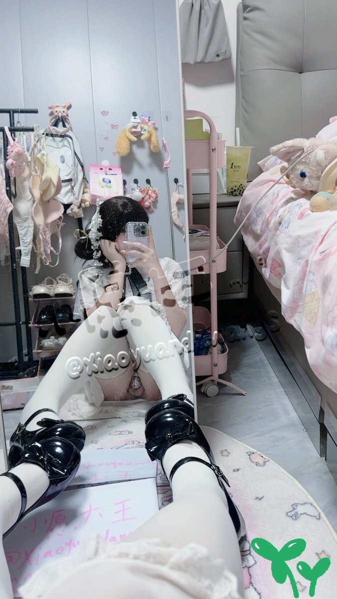 XiaoyuandawangS's tweet photo. 大部分人都只是我生命玻璃窗上划过的一滴雨水 当然 有几个是鸟屎 #男娘 #原味 https://t.co/FELfrF2JBo