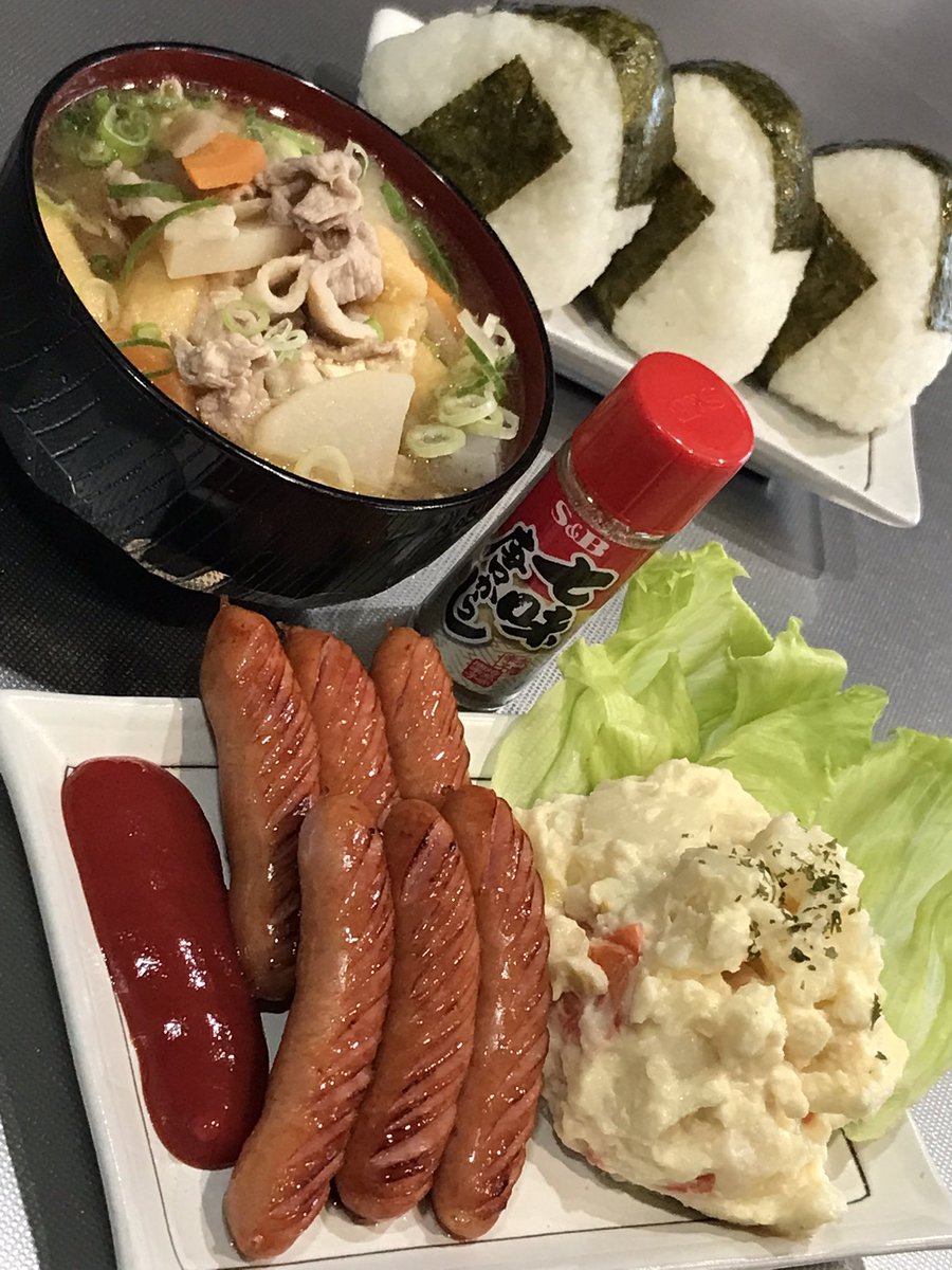 sense_kabu's tweet photo. 今日はシャウエッセン&amp;ポテサラの豚汁おにぎり定食を食べました。おいしかったです。 https://t.co/SGVnlZMSlf