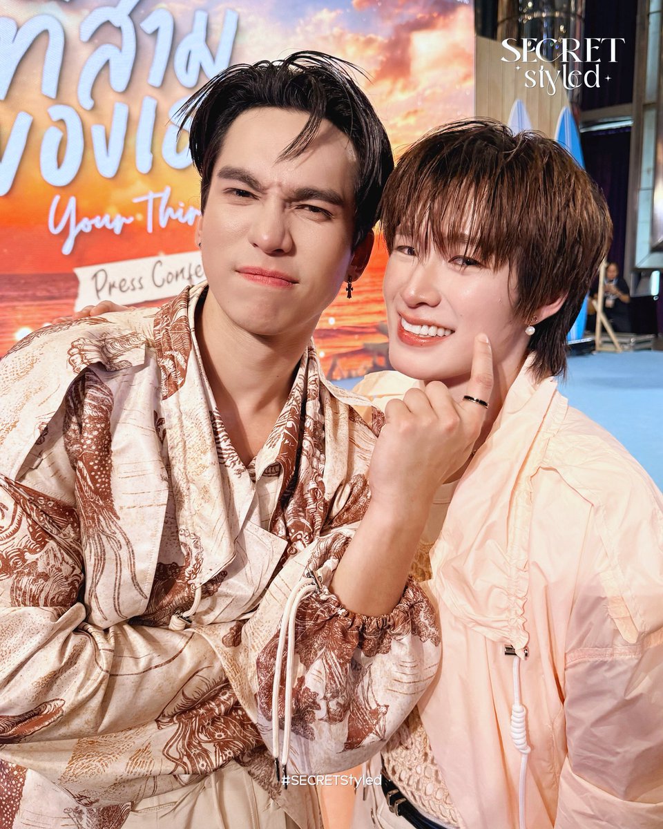 SECRET_Styled's tweet photo. แชะภาพส่งโมเมนต์น่ารัก!! เตรียมเจอกับพี่สามน้องแจม หรือ 2 หนุ่ม “แม้ก-ณฐ” ในซีรีส์ “ที่สามของเธอ Your Third Series EP.1 : NOW YOUR SEA THIRD” คืนนี้✨🏝️🍊

#คืนนี้ที่สามเป็นของเธอ
#ที่สามของเธอSeries 
#YourThirdSeries
#MaxNat #mmaxmax #natasitt
#SECRETStyled https://t.co/UEZgCXMp4T