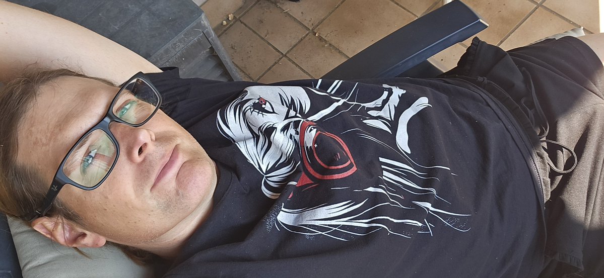 RubberArtemis's tweet photo. Lazy Sunday before i have go to work https://t.co/kZPlL4eZ6b