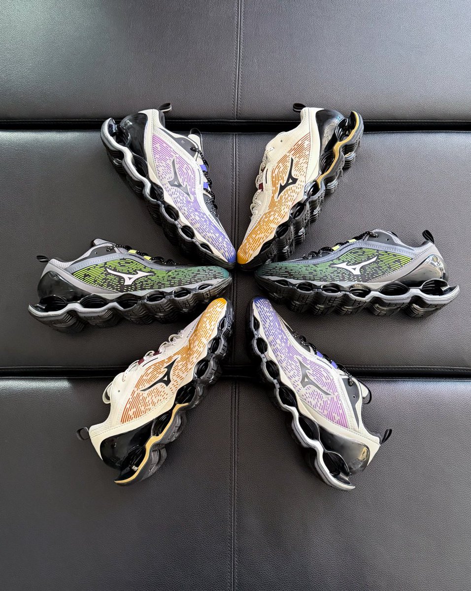 MizunoFlagship's tweet photo. 🆕𝗪𝗔𝗩𝗘 𝗣𝗥𝗢𝗣𝗛𝗘𝗖𝗬 𝟭𝟯.𝟮

都市だけでなく自然の情景や風情も��めた
ナイトシーン全体から感じる力強さや優雅さを
スポーツやテクノロジーのエッジ感
ストリートシーンの疾走感と紐付け
ストリートウェアの定義を再解釈したカラーディレクション

WAVE PROPHECY 13.2
¥25,300 (税込)
品番：D1GA260H
01:グレー×ブラック×パープル
02:ホワイト×ブラック×オレンジ
03:ダークグレー×ホワイト×グリーン

snap📍ミズノショップ京都新京極

📌𝗦𝗧𝗢𝗖𝗞 𝗟𝗜𝗦𝗧
MIZUNO TOKYO
ミズノオオサカ茶屋町
ミズノショップ心斎橋
ミズノショップ京都四条
ミズノショップ京都新京極
ミズノショップ名古屋パルコ
ミズノショップ池袋パルコ
ミズノショップニュウマン高輪
ミズノショップ渋谷パルコ
ミズノショップダイバーシティ東京プラザ
ミズノスポーツスタイルルミネエスト新宿POP-UP
ミズノスポーツスタイル広島���ルコPOP-UP
ミズノスポーツスタイル福岡パルコPOP-UP

#WaveProphecy
#mizuno #ミズノ #mizunosportstyle