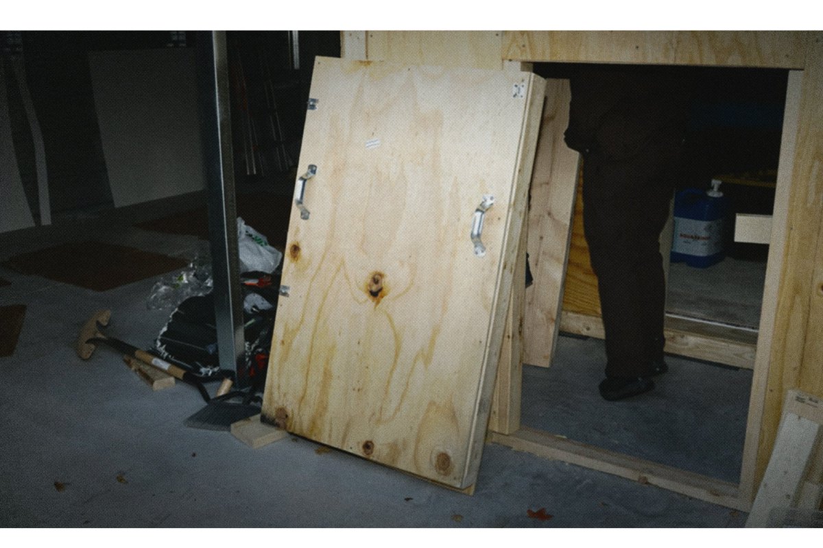 jimmyfaitlcon's tweet photo. 📹 NOUVELLE VIDEO  : https://t.co/MkPmP7HTsS

Le 7 octobre 2022, l’homme qui harcelait Samantha Stites depuis plus de dix ans l’a enfermée dans une boîte qu’il avait construite dans un box de stockage, en s’inspirant de la série You sur Netflix. 

Samantha, qui avait refusé plusieurs fois de sortir avec lui, avait dû faire appel à une mesure d’éloignement. Mais à peine celle-ci arrivée à échéance, il a recommencé et en a profité pour abuser d’elle dans cette prison.

Elle a survécu en acceptant, sous la contrainte morale, un rapport avec son stalker et en lui promettant de garder le silence.

Une fois libérée, elle a immédiatement prévenu la police et Christopher Thomas a été condamné à 60 ans de prison.