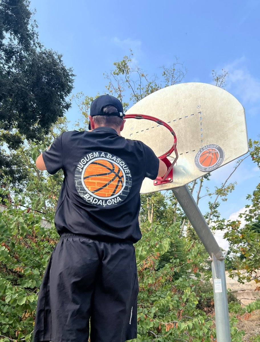 juguemabasquet's tweet photo. DESPRÉS D'ANYS DE DEIXADESA I SENSE CAP TIPUS DE MANTENIMENT A LES NOSTRES PISTES PÚBLIQUES URBANES DE BÀSQUET, CONTINUEM POSANT XARXES, PER FER-VOS GAUDIR D'AQUEST MERAVELLÓS ESPORT ALS CARRERS.

SOM JUGUEM A BÀSQUET

#badalona 
#juguemabasquet 
#bressoldelbasquet 
#baloncesto https://t.co/fPHLw4m54T