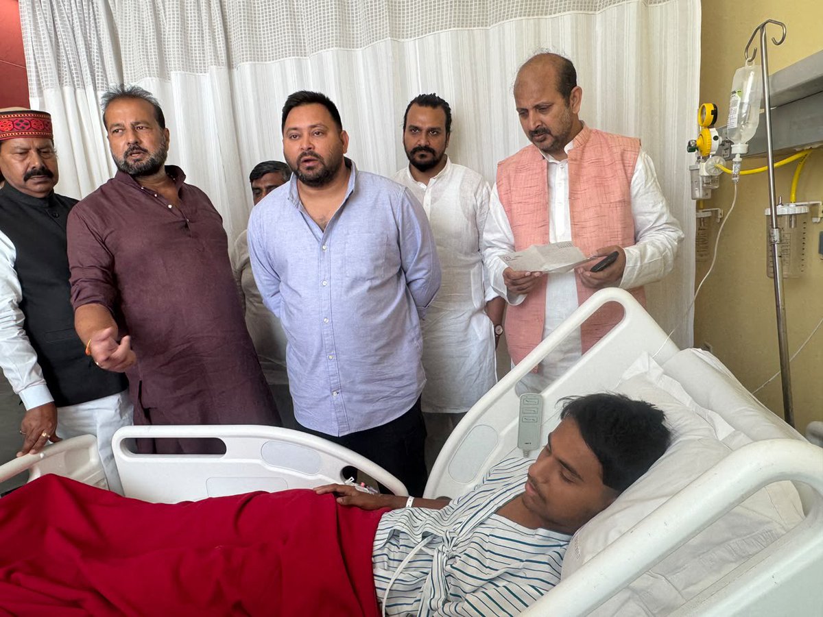 yadavtejashwi's tweet photo. पुलिस की गोली से घायल छात्र प्रदर्शनकारियों से मुलाकात कर उनका कुशलक्षेम जाना।

लोकतंत्र में शांतिपूर्ण विरोध प्रदर्शन आवश्यक अधिकार है जो नागरिकों को अपनी असहमति और विचार व्यक्त कर निरंकुश सत्ता को जवाबदेह बनाता है। 

बिहार सरकार छात्रों पर गोली चलाने वाले पुलिसकर्मियों पर अविलंब कारवाई करें।#protest