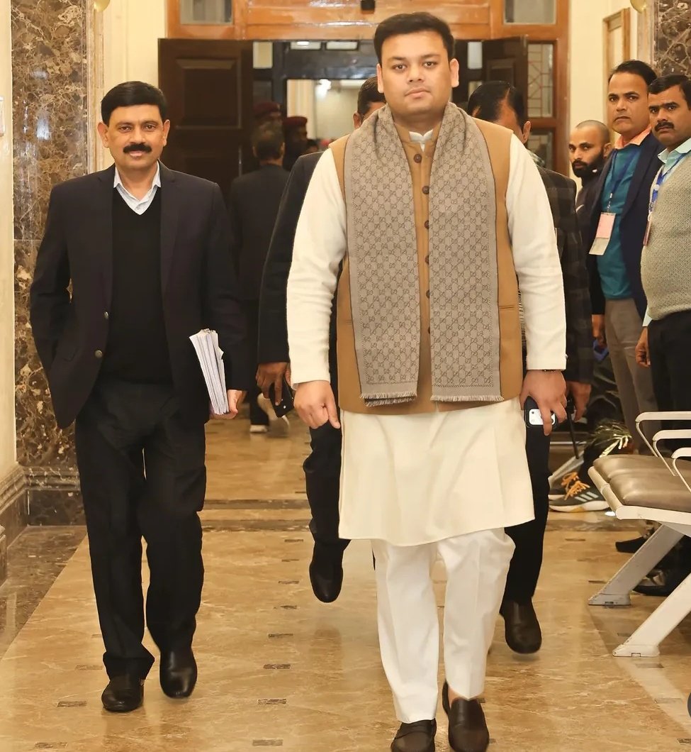 JaikyYadav16's tweet photo. इस तस्वीर में दिख रहे शख्स का नाम संदीप सिंह है। यह पूर्व मुख्यमंत्री कल्याण सिंह जी के पोते हैं और वर्तमान में उत्तर प्रदेश बेसिक शिक्षा विभाग में मंत्री हैं।

इन्होंने जबसे उत्तर प्रदेश में बेसिक शिक्षा विभाग का कार्यभार संभाला है एक भी पेपर लीक नहीं हुआ है।

इनकी कार्यकुशलता पर कोई सवाल भी नहीं उठा सकता, धर्मेंद्र प्रधान की तरह इस्तीफा मांगना तो दूर की बात है।

जानते हैं क्यों?

क्योंकि जबसे इन्होंने कार्यभार संभाला है उत्तर प्रदेश के बेसिक शिक्षा में एक भी शिक्षक भर्ती ही नहीं आई है। 😀

और जब शिक्षक भर्ती नहीं आई तो लीक का सवाल ही नहीं उठता है जबकि प्रदेश में लाखों पद खाली हैं और अंतिम भर्ती 2018 में आई थी।