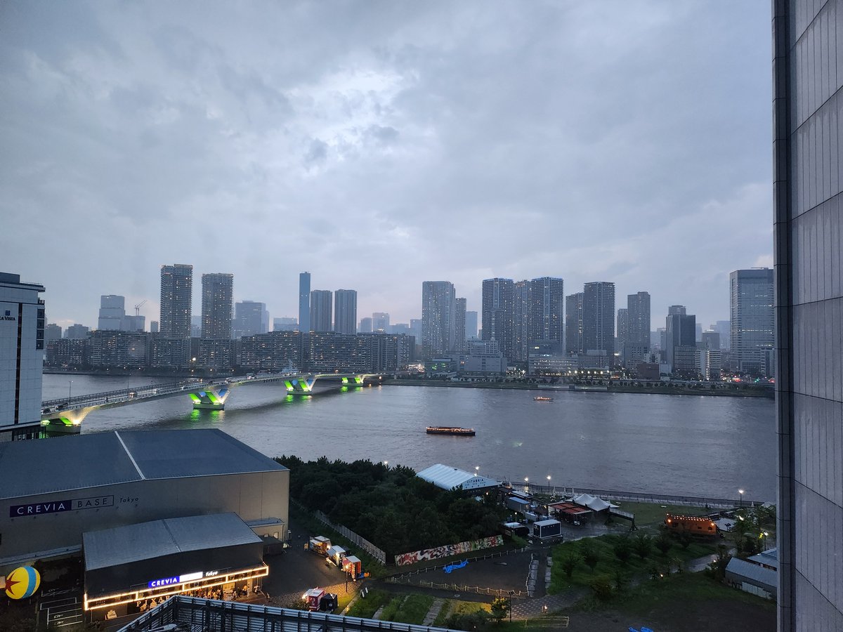 hishumin's tweet photo. レイニーモード
雲がなんか神々しい https://t.co/0omSJLk2KB