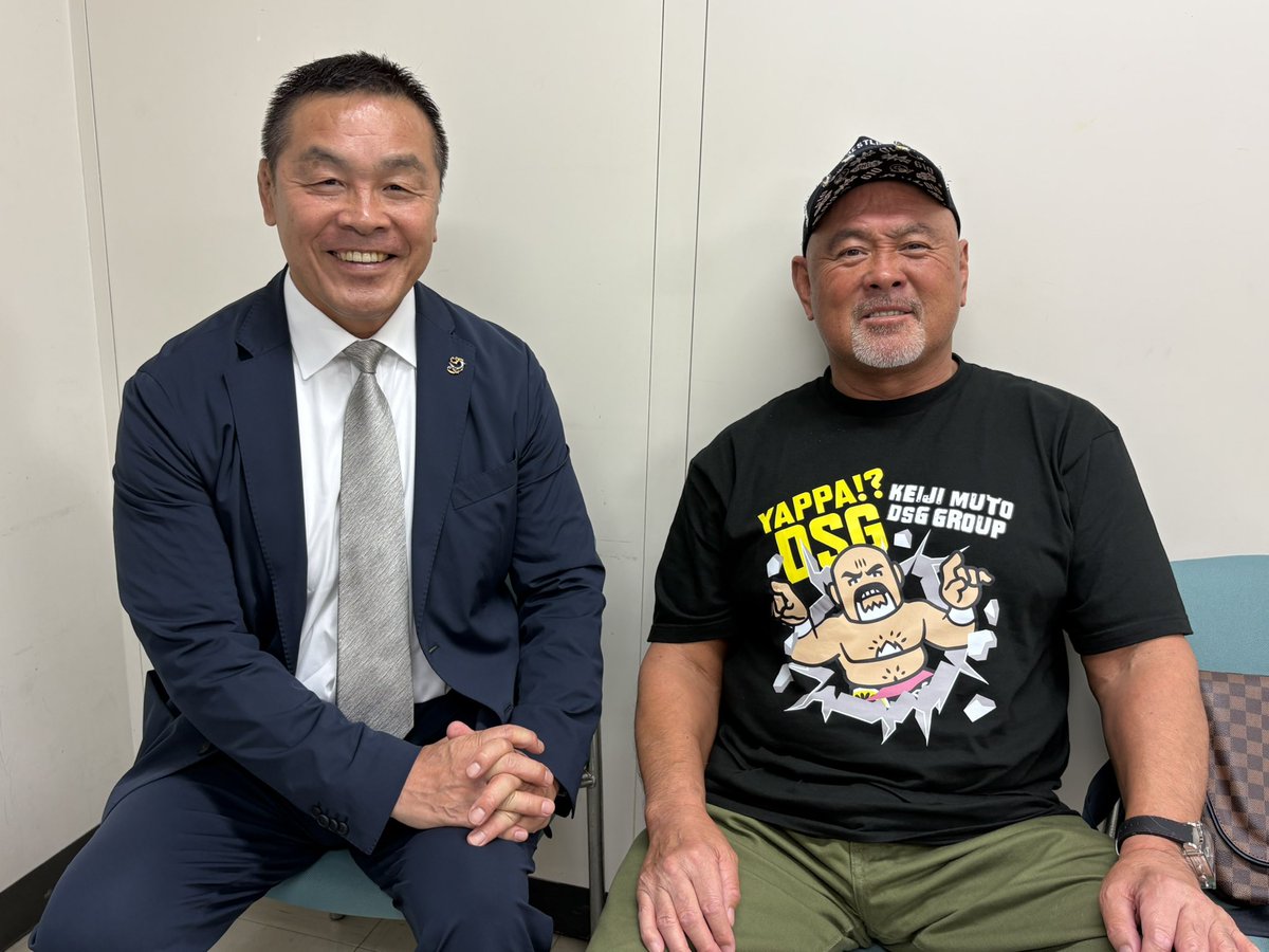 muto_keiji's tweet photo. NOAH金沢大会で義援金を渡させて頂いた。
リング上で肩書きのない馳浩にプロレス復帰を勧めたらまんざらでもない顔をしていた！ https://t.co/JNsTAyq6mQ
