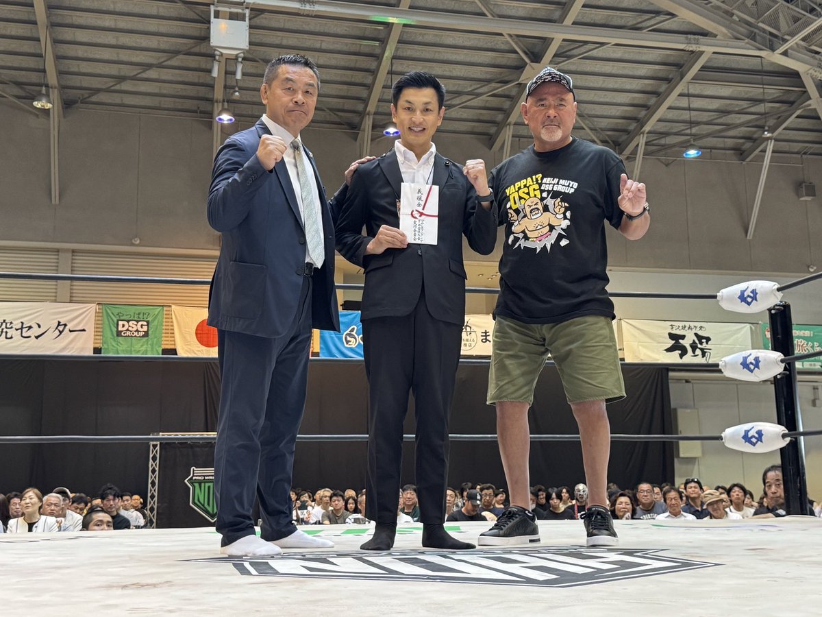 muto_keiji's tweet photo. NOAH金沢大会で義援金を渡させて頂いた。
リング上で肩書きのない馳浩にプロレス復帰を勧めたらまんざらでもない顔をしていた！ https://t.co/JNsTAyq6mQ