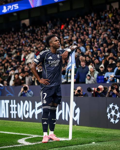 Geeky_ng's tweet photo. Those saying Vini should get what he wants in his contract don't understand the business of football. If Perez meets his salary demand, it becomes a slippery slope: next Jude asks for the same, then Valverde, then another top performer. 

You don't break your wage structure to please players. Ronaldo and Ramos were sold after demanding more than the club could give. We still won trophies. 

Don't get me wrong; I love Vini, but I love Real Madrid more.