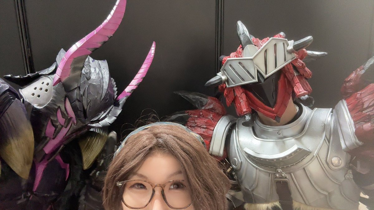 CAPCOM_MH's tweet photo. ハンターさんと撮らせていただきました！

ゴア装備(@taroujirou_c 
アルマ:私
レウス装備(@dxmikeneko 

男性ハンターのフルアーマー
ゴツくてデカいのいいね！

#WF2026s
#ワンフェス2026
#コスプレ https://t.co/zG86zYWBM1