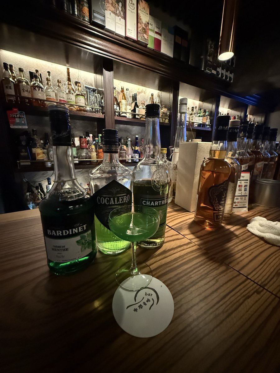 bar_chukan's tweet photo. 今日もバッチリ二日酔い！
記憶が中間省略されておりますが本日もOpenです。
本日のお酒のご紹介はたまにはオリカクで。
緑色の液体混ぜてみたら美味しくなっちゃった、です。
とはいえ写真のモノは試作品で昨夜ふと作ってみたもので、よりブラッシュアップしたものを実際にはご提供します。
仕事終わりにコンセプトを知り合いのバーテンダーさんに伝えて試行錯誤しました。
そちらのレシピは是非直接確かめてください。
本日もよろしくお願いします！