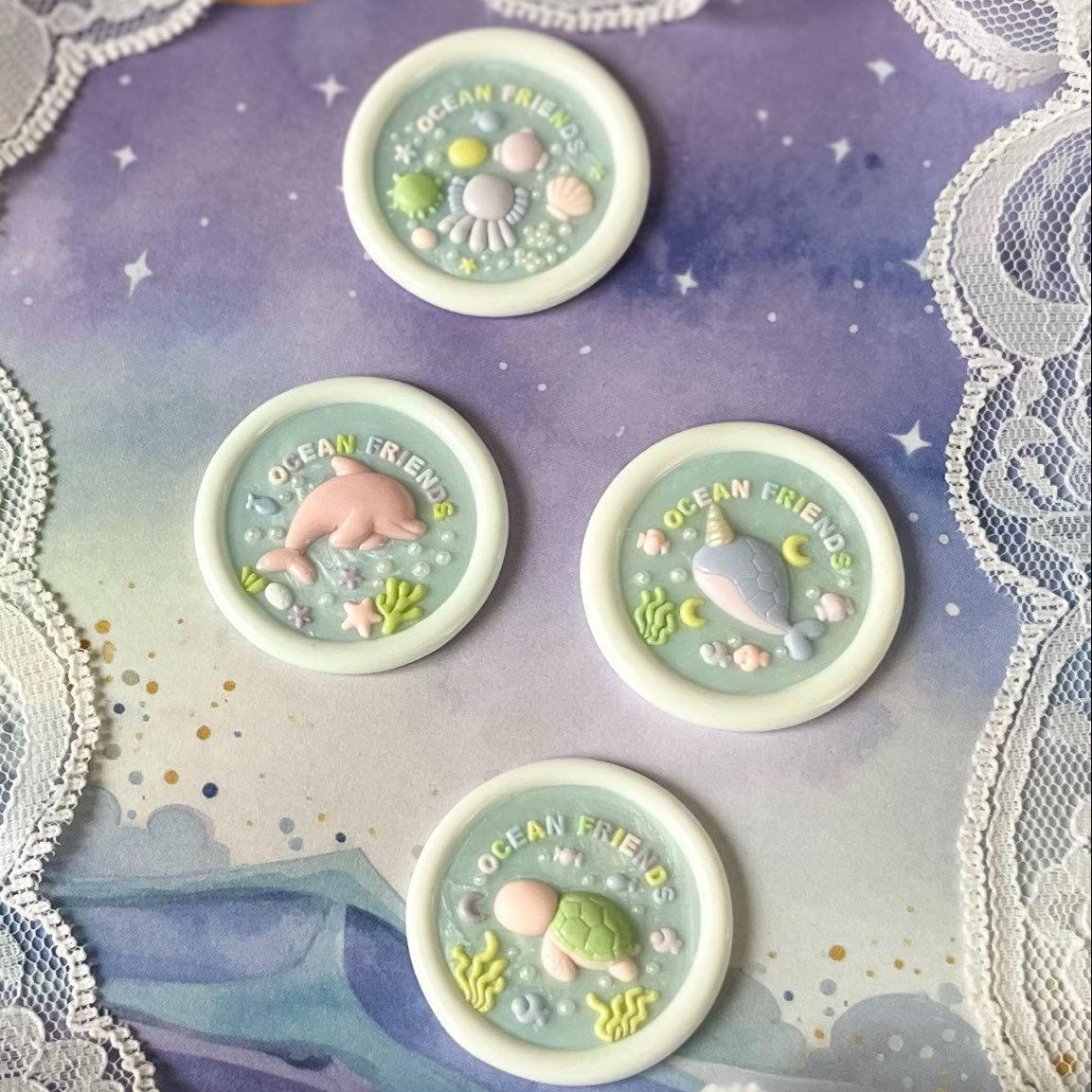 homu_baulife's tweet photo. 【🐢🪼本日発売🌊🐬】
海のなかま「OCEAN FRIENDS」単品販売スタート🎉🌊

いるか／かめ／タツノオトシゴ（ゆめかわ ver.）／なかまたち（ゆめかわ ver.）／いっかく（ゆめかわ ver.）の5種

各¥2,900（25mm）

ぷっくり3Dシーリングスタンプ✨

どの子があなたの作品に生まれ変わるのか、楽しみにしています🤍

▼お迎えはこちら
 https://t.co/E2zIHfGBz2

#HOMUのお便り #シーリングスタンプ