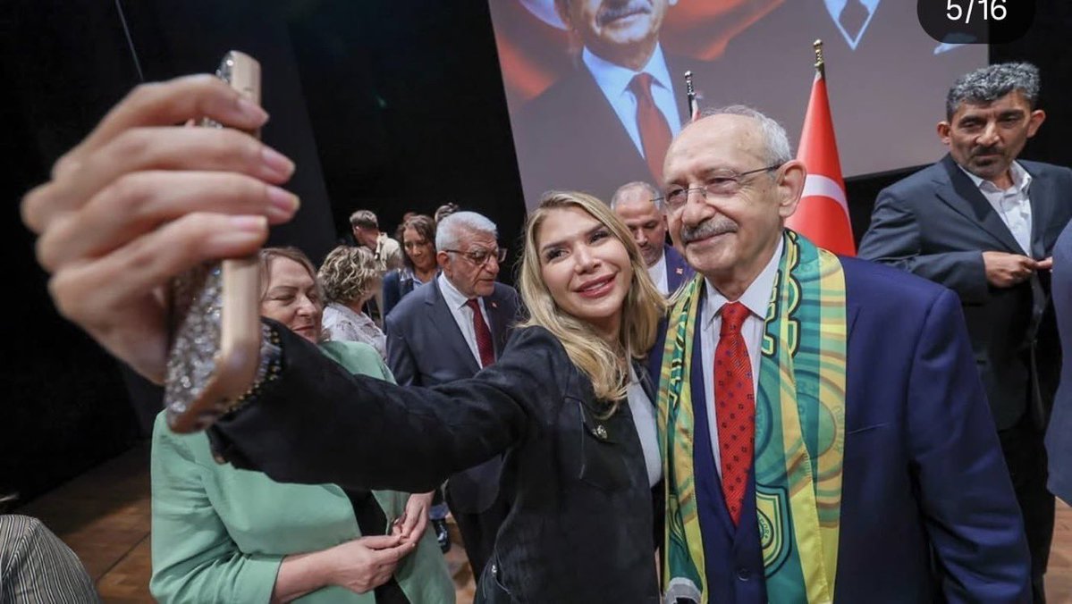 muratagirel's tweet photo. BirGün muhabiri Ebru Çelik’in haberinin ardından yankılar sürüyor.

İstanbul’daki organizasyonu yapan, Ergenekon kumpasları döneminden tanıdığım arkadaşım Av. Yiğit Acar ile görüştüm.

Acar, CHP’li bir üyenin etkinlik sonrasında etkinliğe CHP’den habersiz şekilde figüran taşıyan cast ajansının otobüsüne bindiğini ve burada yapılan konuşmalara tanıklık ettiğini aktardı. Bu kişinin anlattıklarına  göre organizasyonda gerçekten cast ajansı figüranı katılmış. Ancak bunun kim tarafından organize edildiğinin ve ilgili cast ajansın araştırıldığını, kendilerinin de şikayetçi olacaklarını beyan etti.

Dün partiye üye olanların tanıtıldığı etkinlikte , fuhuş ve uyuşturucu soruşturması kapsamında gözaltına alınan ve gözaltı sürecinde İBB sanığı Fatih Keleş’in sevgilisi olduğunu söyleyerek özel jetle Münih’e götürüldüğünü öne süren Tuanna Saliha İyigör de yer aldı.İYİGÖR Kemal Kılıçdaroğlu ile özçekim yaptı.