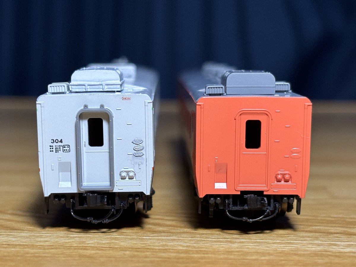 ume_piano's tweet photo. キハ480-304の必須加工

・屋根：ｷﾊ48-300を流用、3箇所のベンチレーターを撤去・うち2箇所板塞ぎ、車体妻面上部のRを修正。
(・水タンク：トレジャータウン製ｷﾊ48用に交換→妻面裾リブなどの情報量アップ)
・ダミー窓：サッシを削り平滑化して黒色に塗装。 https://t.co/DhDLSK8Bna
