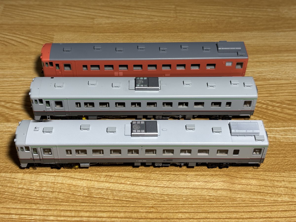 ume_piano's tweet photo. キハ480-304の必須加工

・屋根：ｷﾊ48-300を流用、3箇所のベンチレーターを撤去・うち2箇所板塞ぎ、車体妻面上部のRを修正。
(・水タンク：トレジャータウン製ｷﾊ48用に交換→妻面裾リブなどの情報量アップ)
・ダミー窓：サッシを削り平滑化して黒色に塗装。 https://t.co/DhDLSK8Bna