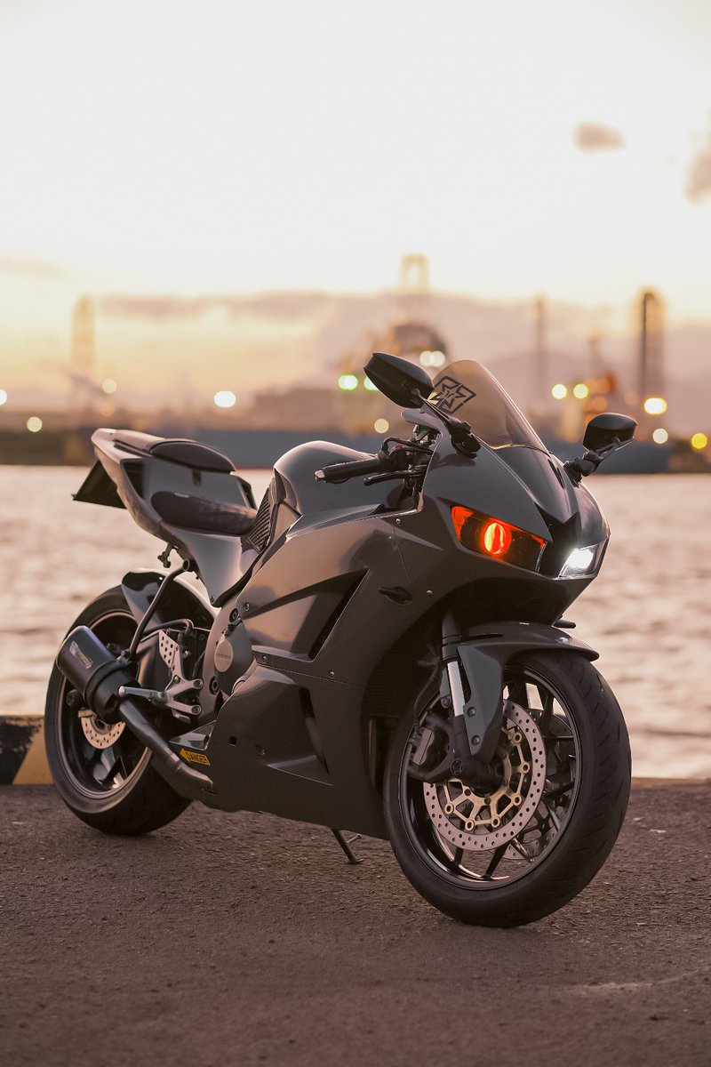 hi66ou's tweet photo. #CBR600RR
#パーツ売ります
ワンオフサイド出しマフラー
欲しい人居ませんか?
PC40だったら大体つくと思います。

PC40レースベースのフロントパイプ
SC59用TSRトグロ中間センサー穴付き
GSX-R600ツーブラザーズスリップオン
で作ってます。

金額は送料込み4万でお願いします。 https://t.co/0D7H6R3Ejl