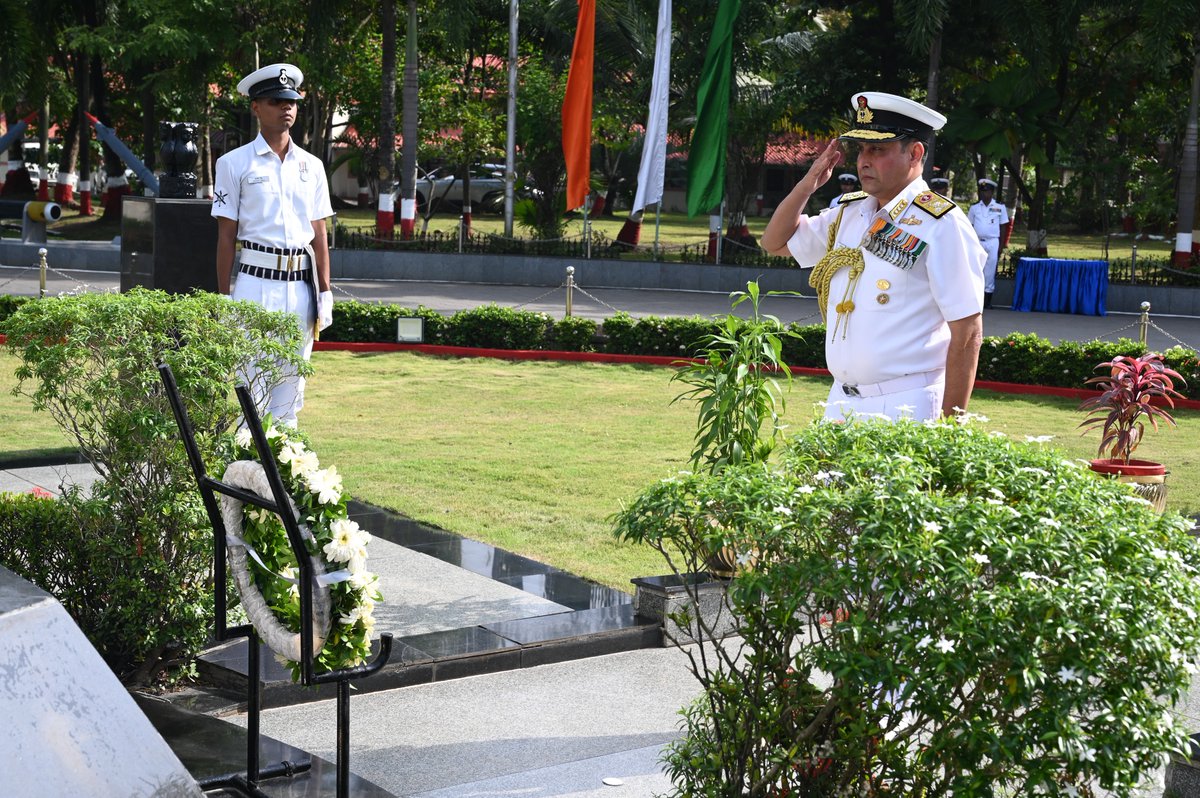 IN_HQSNC's tweet photo. 🇮🇳 Remembering the Brave🇮🇳
Honouring the extraordinary courage and supreme sacrifice of our heroes, #SouthernNavalCommand proudly commemorated #KargilVijayDiwas.
VAdm Sameer Saxena, #FOCINC #SNC, laid a wreath at the SNC War Memorial in tribute to the brave soldiers who made the ultimate sacrifice in service of the nation.
Their indomitable spirit and valour continues to inspire generations.
#IndianNavy #NationFirst #KargilHeroes #KargilVijayDiwas
@indiannavy @IndiannavyMedia @adgpi @IAF_MCC @HQ_IDS_India @SpokespersonMoD @DefencePROkochi @DefenceMinIndia