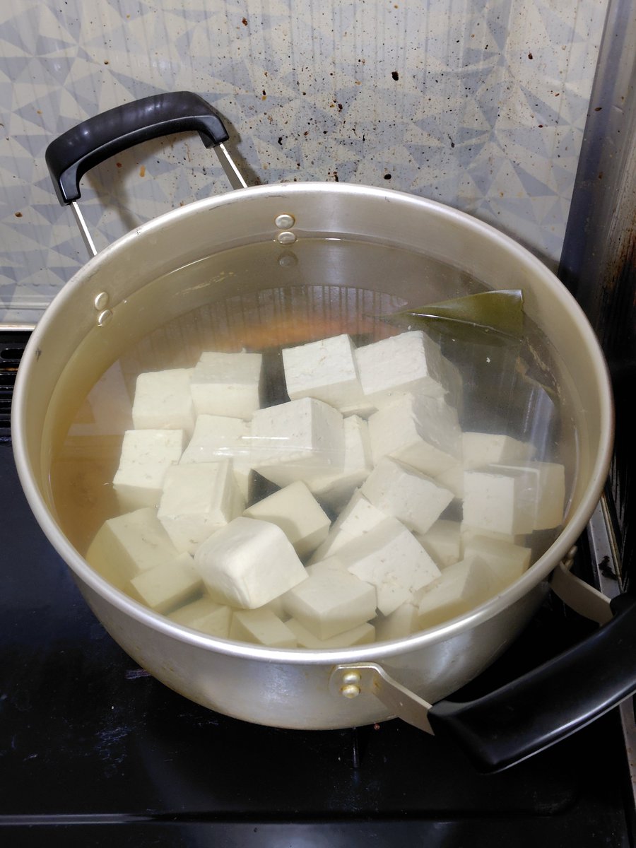 湯豆腐。 岩内で買ってきた、やまか上元とうふ店の豆腐。 土佐醤油を
