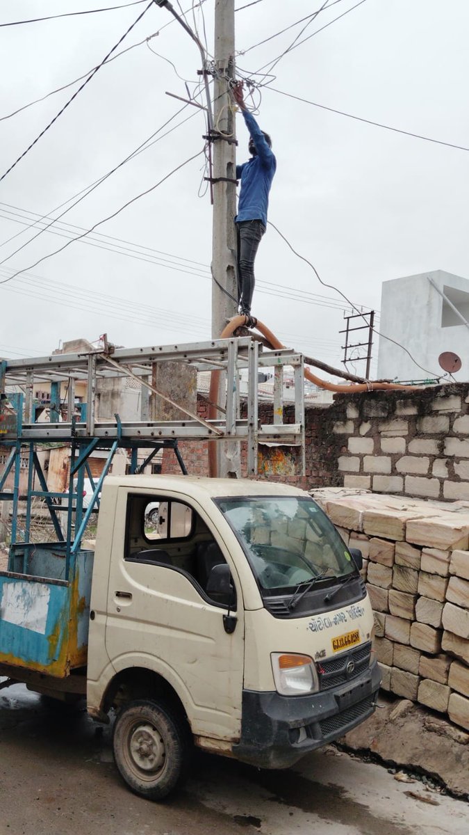 ChotilaN's tweet photo. આજ રોજ ચોટીલા નગરપાલિકા દ્વારા તા ૨૬-૦૭-૨ ૦૨૬ના રોજ વરસાદી વાતાવરણ વચ્ચે પણ સફાઈ નું આયોજન કરવામાં આવ્યું હતું તેમજ જૂદી જૂદી જગ્યાએ લાઈટ તેમજ ભૂગર્ભ ગટરને લગતા પ્રશ્નોનું નિરાકરણ લાવવામાં આવ્યું હતું.
@AhmedabadRcm @sbmugujarat https://t.co/ZI8pk6buVt