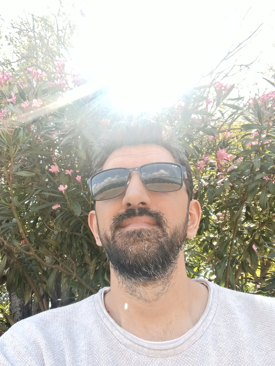 S_Byrck's tweet photo. elinde makasla giderler , bir çiçeği sevmeye 🚬 https://t.co/uTJQC7qMhH