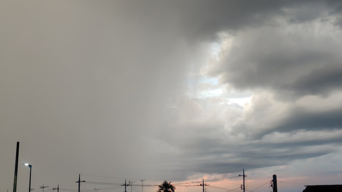 Frenchsecond's tweet photo. 雨と晴れの境目

本日何度目の豪雨がやってくる https://t.co/KFWUGymEqI