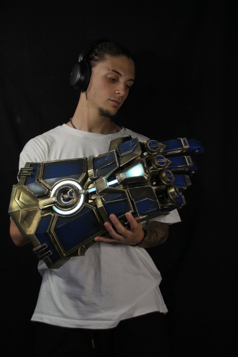 William__Art_'s tweet photo. made a 2° version, of the articulated I Atlas Gauntlet (Vi) from Arcane @lolesports
@LeagueOfLegends
@lol_es
Commissions open for props, cosplay & collectible pieces!
#Arcane #LeagueOfLegends #cosplay #prop #maker #PropMaker #netflix https://t.co/osPqHYpAQH