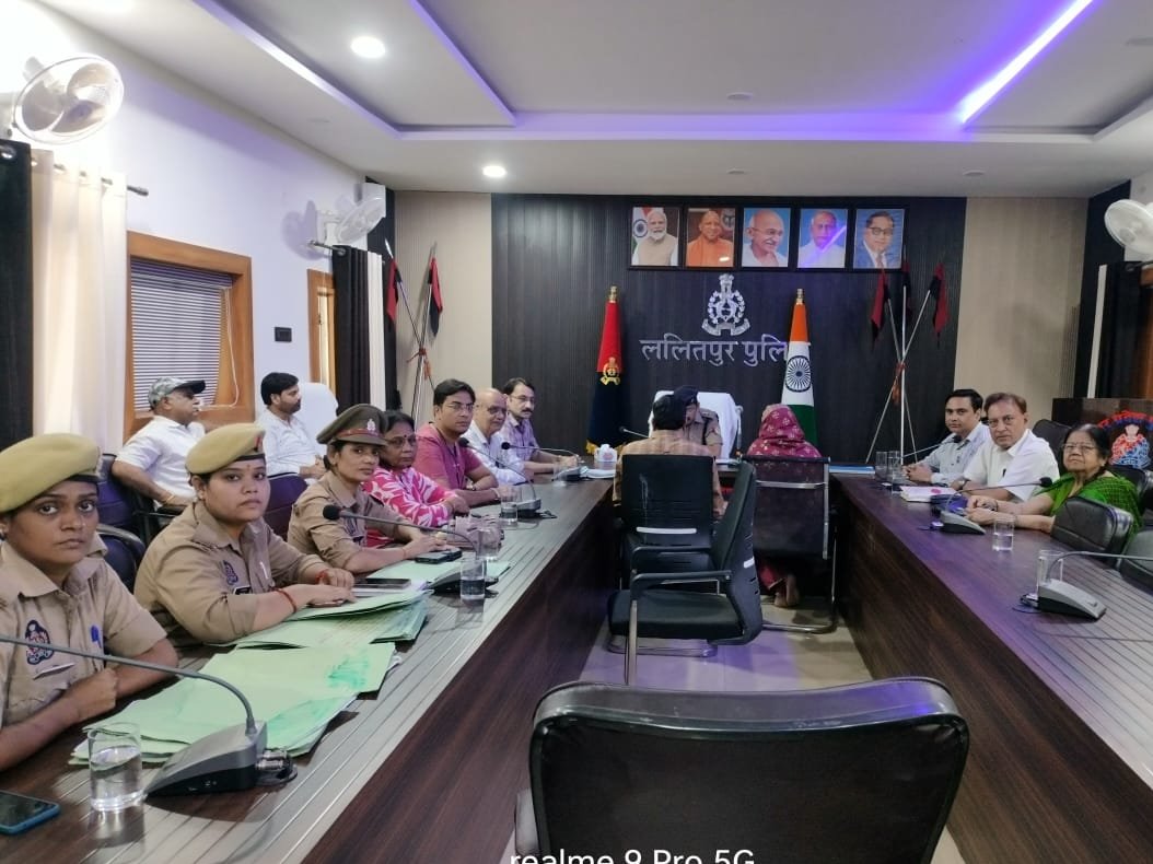 lalitpurpolice's tweet photo. #SPLalitpur श्री संजीव कुमार बाजपेयी के निर्देशन में #Addl_SP @kaloosingh द्वारा रिजर्व पुलिस लाइन्स, ललितपुर में "प्रोजेक्ट नई किरण" का आयोजन किया गया। कार्यक्रम में #नई_किरण टीम के सभी सदस्यों द्वारा काउंसलिंग एवं समझाइश के उपरांत 01 परिवार का आपसी सुलह के आधार पर पुनर्मिलन कराया गया।
#LalitpurPolice