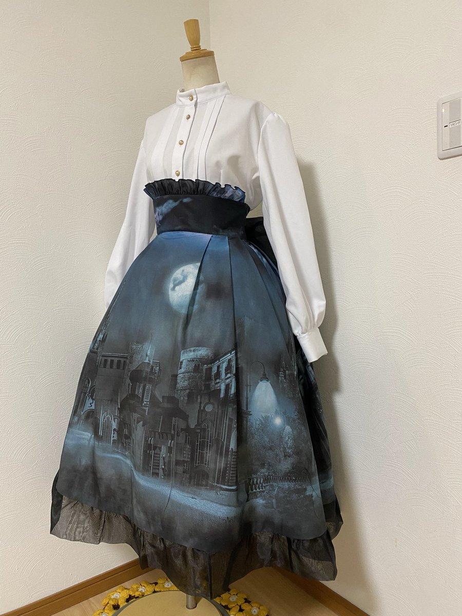 koubou13's tweet photo. 風景画のような布で
大人っぽいスカートをつくりたかったのでした。👗 https://t.co/TdIHb34Kdy