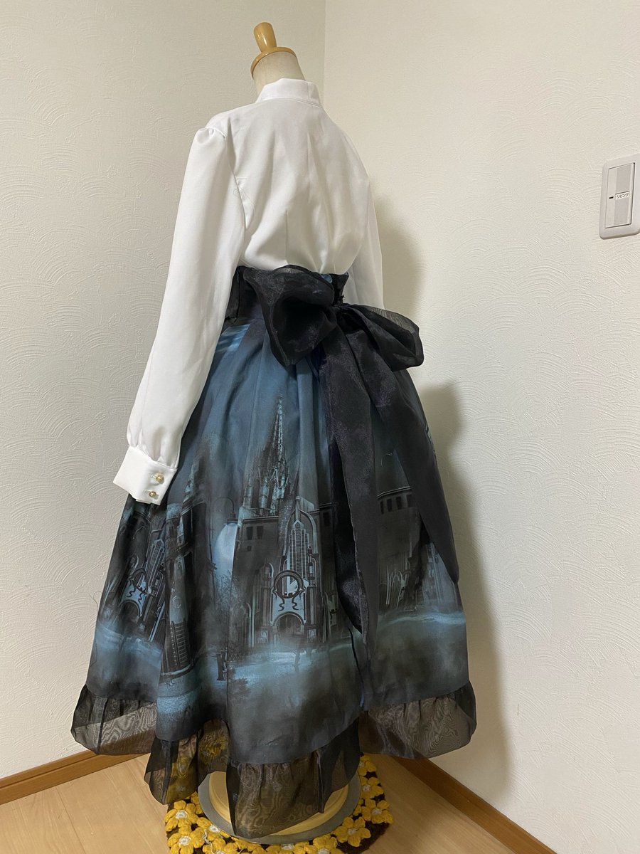 koubou13's tweet photo. 風景画のような布で
大人っぽいスカートをつくりたかったのでした。👗 https://t.co/TdIHb34Kdy