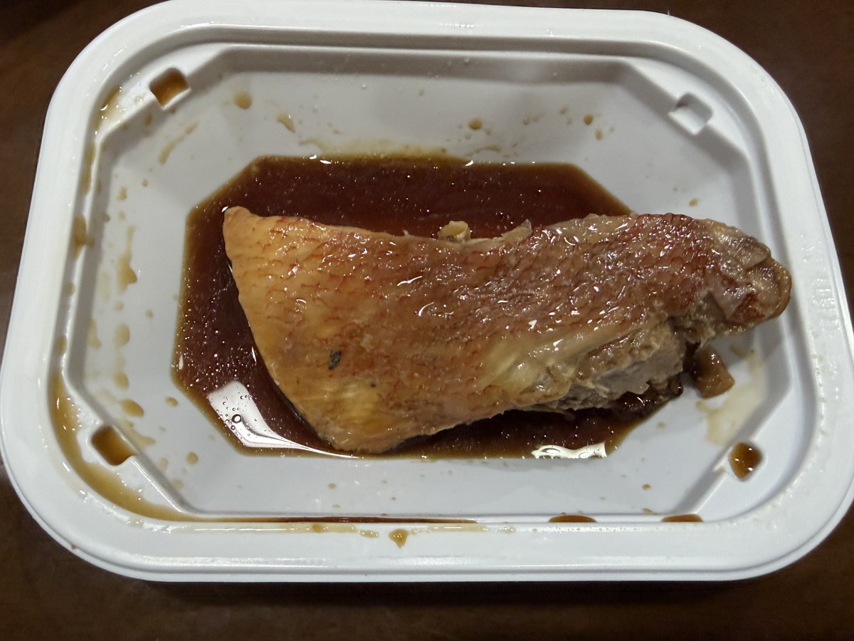 Excal_kiku's tweet photo. マジで骨付いてたしなんなら鱗も付いてた。味付け濃くて美味しかったです(発光) https://t.co/iKBhmnsGXK