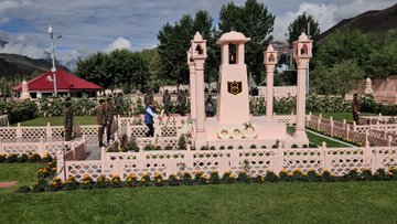 airnews_tvm's tweet photo. Defense Minister @rajnathsingh , #Ladakh LG VK Saxena pay tributes to the Martyrs of 1999 Kargil War on #KargilVijayDiwas at Kargil War Memorial Drass. #OperationVijay #OperationTalwar #OperationSafedSagar
@airnewsalerts @airnews_tvm https://t.co/8P5rjaNZQe