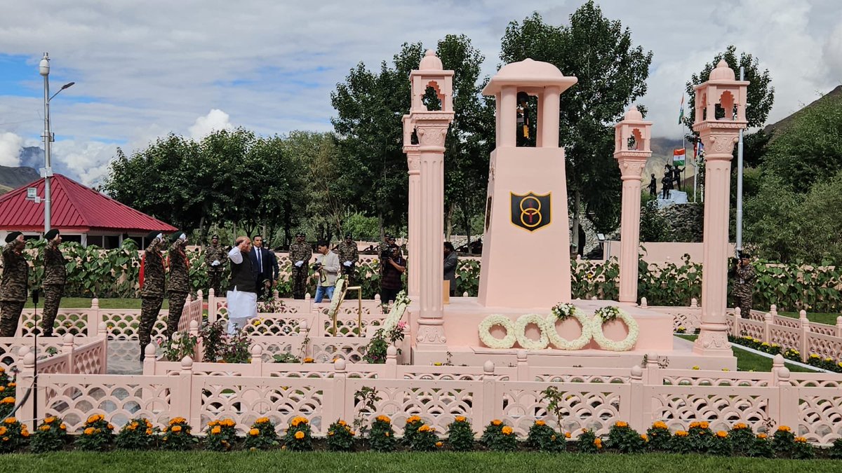 airnews_tvm's tweet photo. Defense Minister @rajnathsingh , #Ladakh LG VK Saxena pay tributes to the Martyrs of 1999 Kargil War on #KargilVijayDiwas at Kargil War Memorial Drass. #OperationVijay #OperationTalwar #OperationSafedSagar
@airnewsalerts @airnews_tvm https://t.co/8P5rjaNZQe