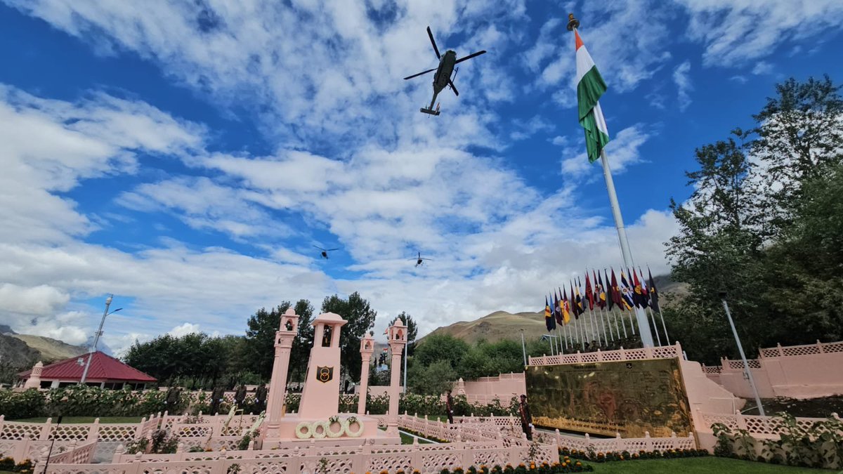 airnews_tvm's tweet photo. Defense Minister @rajnathsingh , #Ladakh LG VK Saxena pay tributes to the Martyrs of 1999 Kargil War on #KargilVijayDiwas at Kargil War Memorial Drass. #OperationVijay #OperationTalwar #OperationSafedSagar
@airnewsalerts @airnews_tvm https://t.co/8P5rjaNZQe