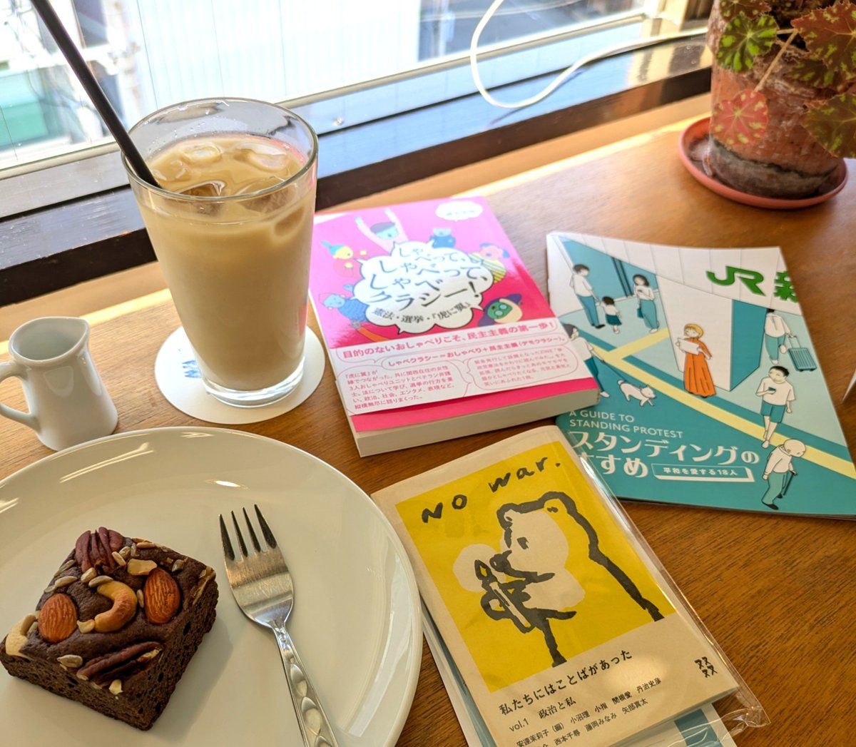 qjjpqjjp's tweet photo. @hibaricoffeenis @standingsusume #スタンディングのすすめ は、
関西にも取り扱い店舗あり〜✨

わたしはcaloさん @calobookshop でgetしました📚️
目移りしていろいろ入手〜

#夏休みオンライン反戦読書デモ2026 にも参加しちゃおう。
いろいろ知ろう〜 https://t.co/Desll93a3O