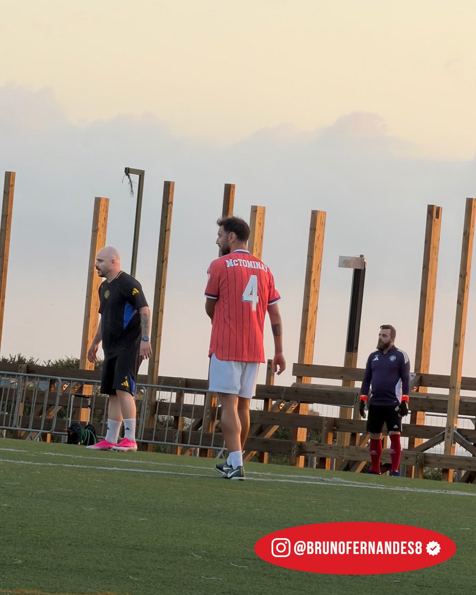 ManUtd's tweet photo. Did you see our captain’s holiday shout-out? 🏖️📸🏴󠁧󠁢󠁳󠁣󠁴󠁿 https://t.co/tLX9ATuJIN