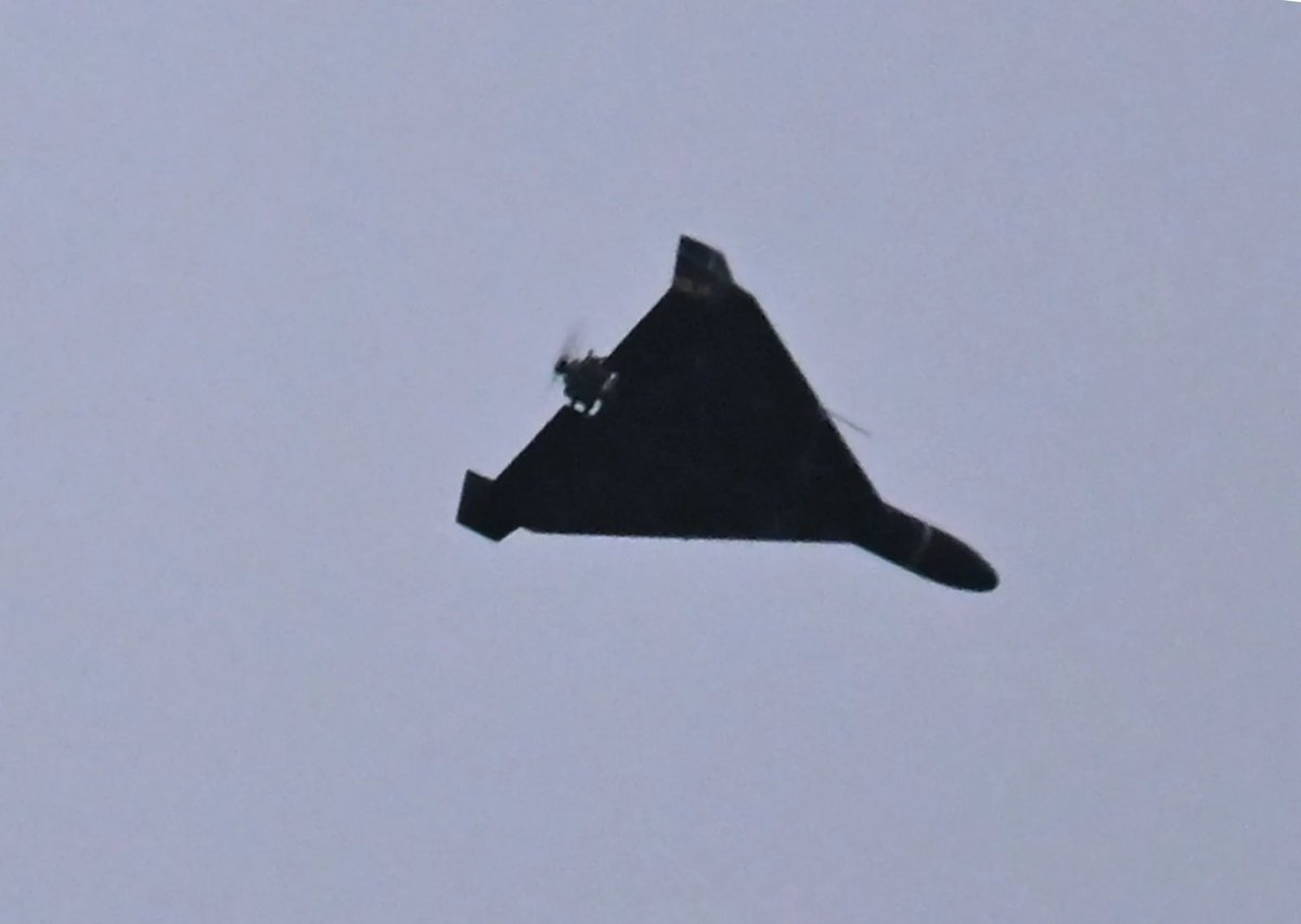 VolodimirZelen1's tweet photo. ⚠️🇷🇴 Attention : dans l’indifférence générale, la Russie a envoyé trois drones en trois jours dans l’espace aérien d’un pays de l’Union Européenne ! Les trois ont été abattus par l’armée de l’air de Roumanie. 

Poutine pousse toujours plus loin les provocations. Pour combien de temps encore allons nous nous laisser marcher dessus sans riposte ?!