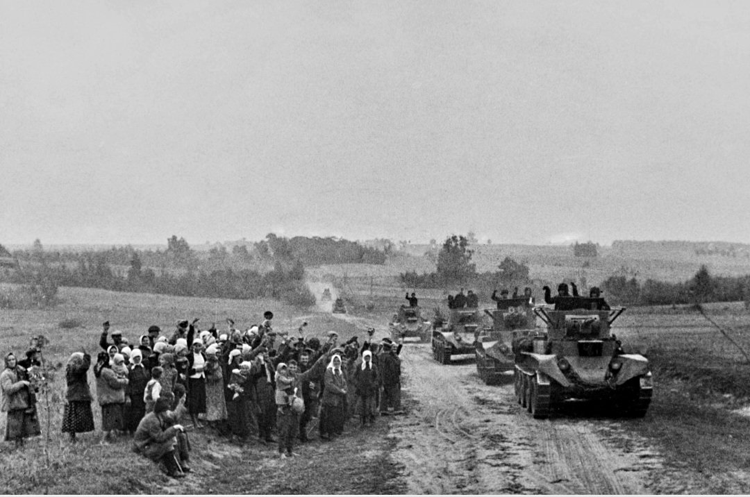 BanuCakc50910's tweet photo. Batı Ukrayna ve Belarus halkı, Eylül 1939'da Sovyet birliklerini karşılıyor https://t.co/IKyQtfK1aN