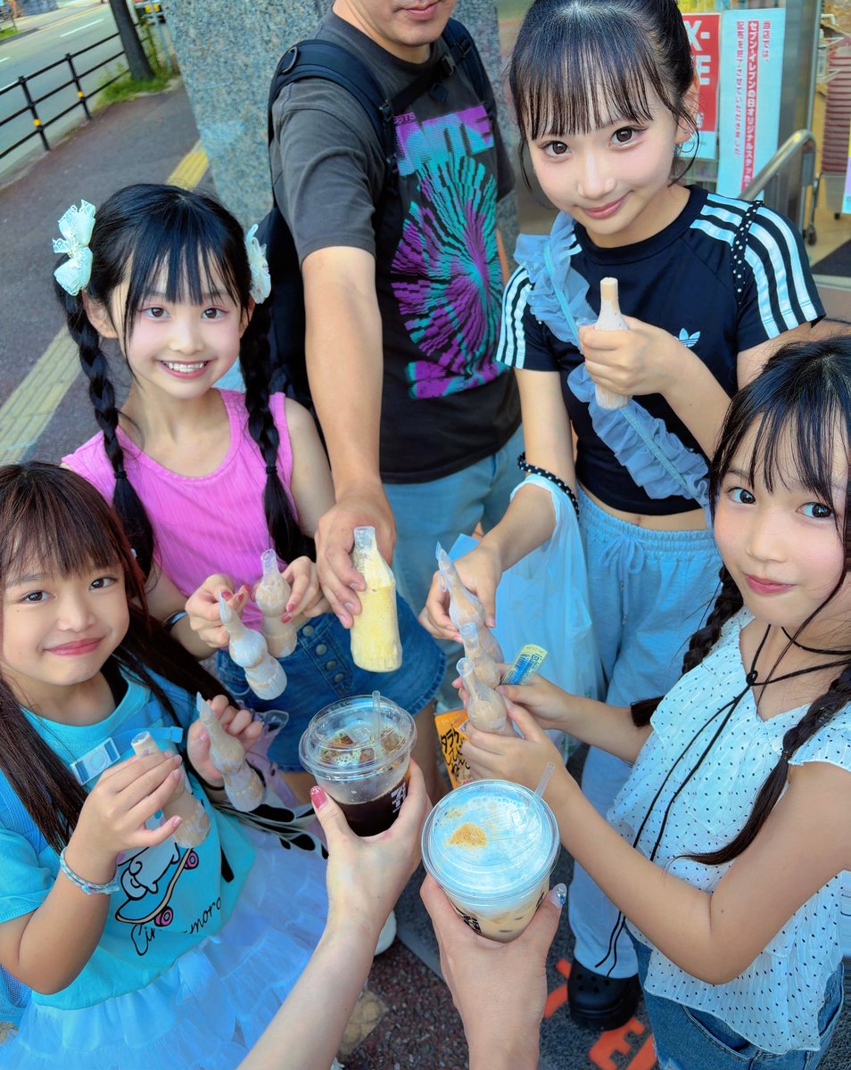 riaria___1018's tweet photo. レッスンお疲れ様会🍨💕
けんちゃんありがとう⸜(* ॑꒳ ॑*  )⸝♡

るなちゃん💜先生ありがとう🙏🏻💓
しっかり教えてもらったから自主練頑張る🥹❤️‍🔥

るなちゃんの卒業寂しいな😭😭😭泣 https://t.co/IiCPV76y1O
